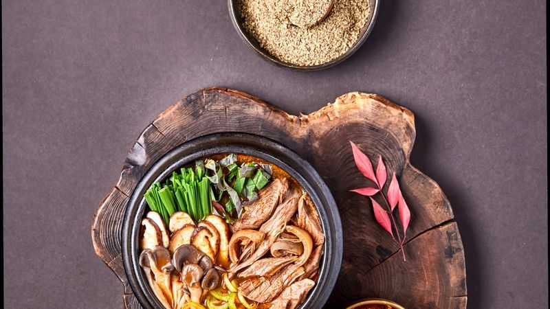 겨울 보양식 흑염소 전골과 탕